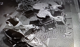 Người đàn ông bị hất cả ca axit vào mặt khi đang ngồi trong nhà